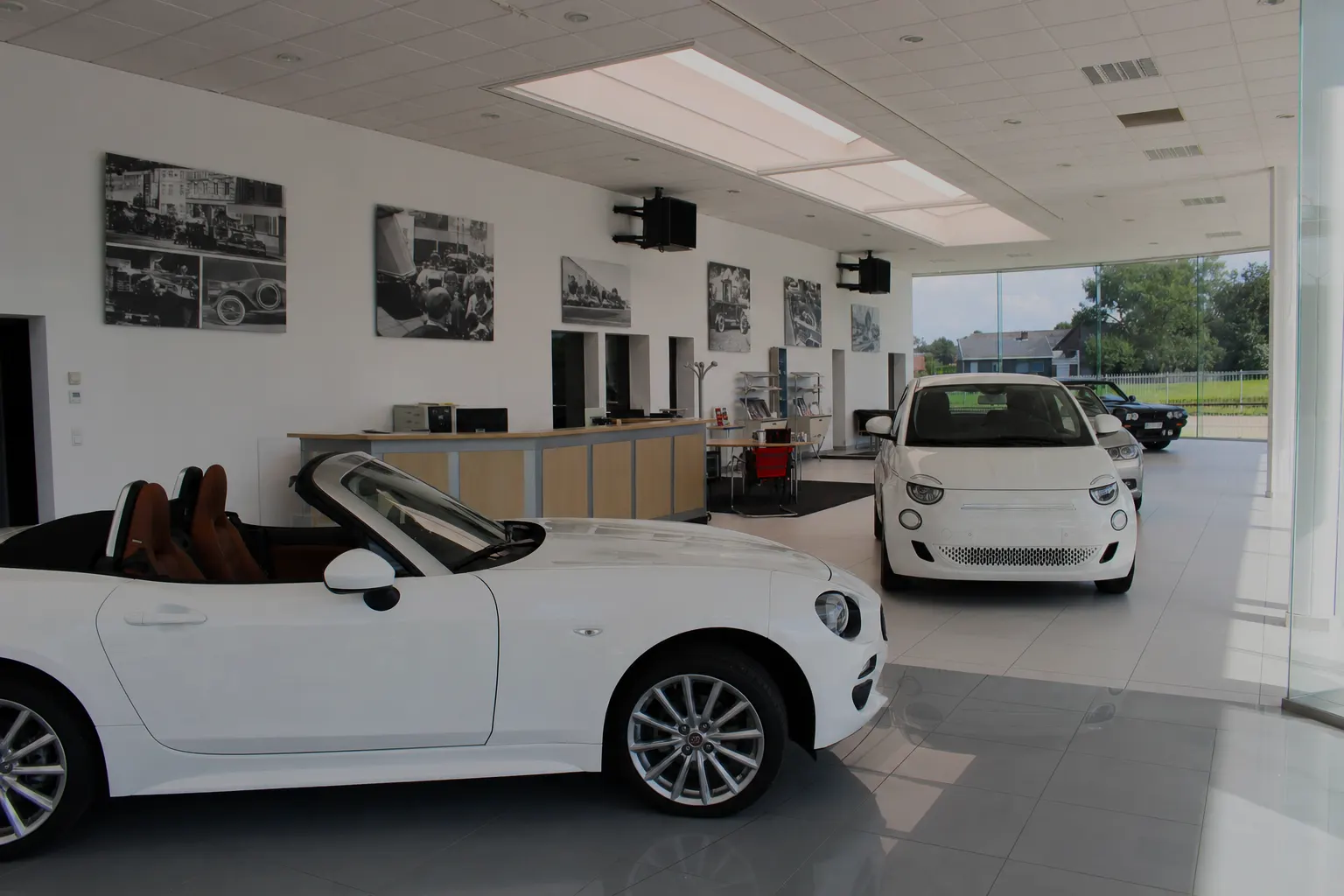 Showroom met tweedehandswagens bij Autocenter Mertens