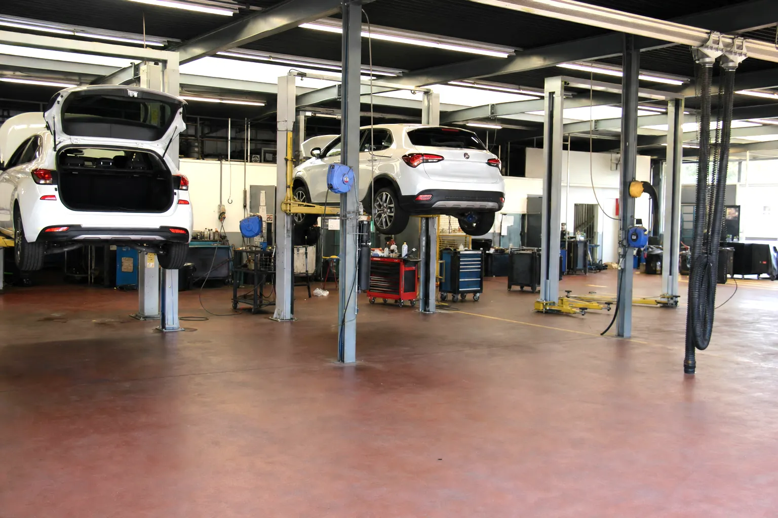Moderne werkplaats van Autocenter Mertens