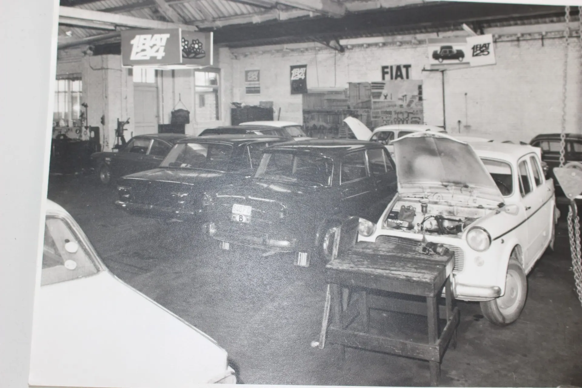 Historische showroom van Garage Mertens met wagens