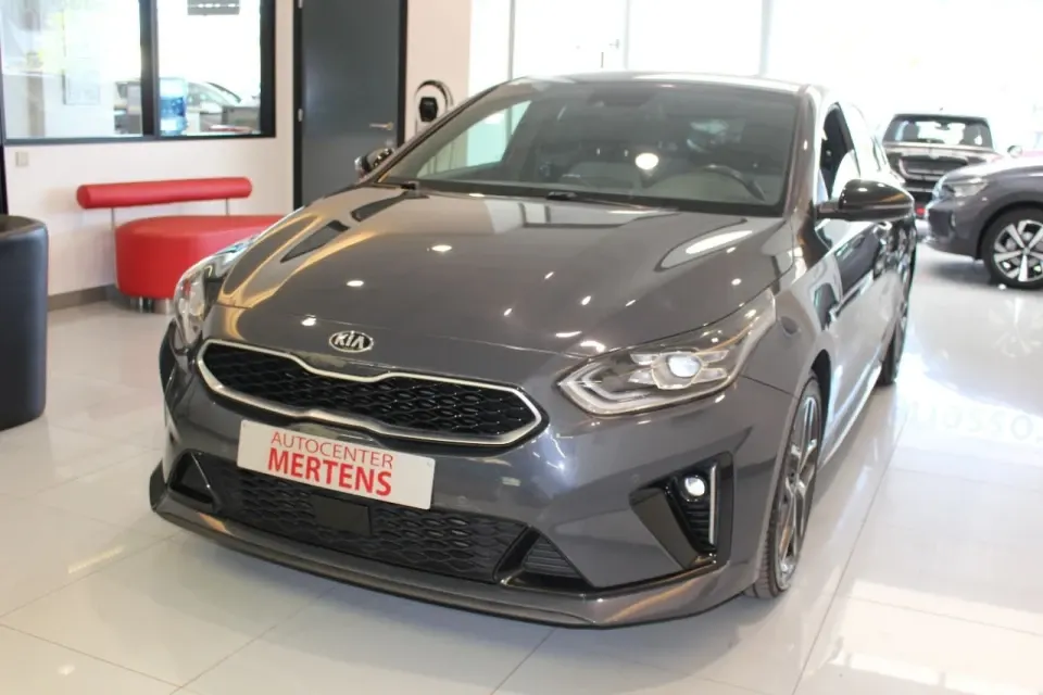 Tweedehandswagen in de showroom van Autocenter Mertens