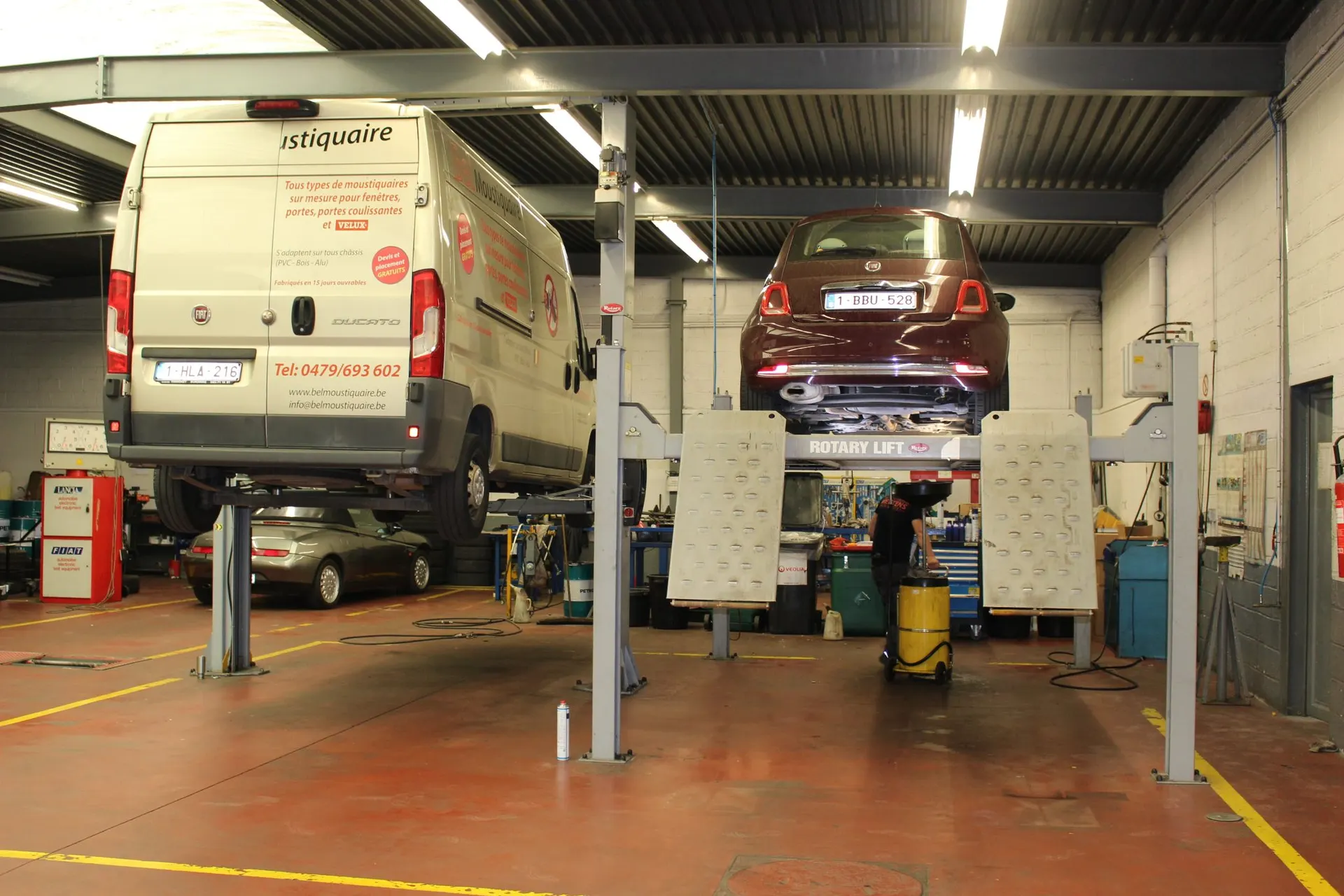 Werkplaats van Autocenter Mertens met voertuigen op de brug