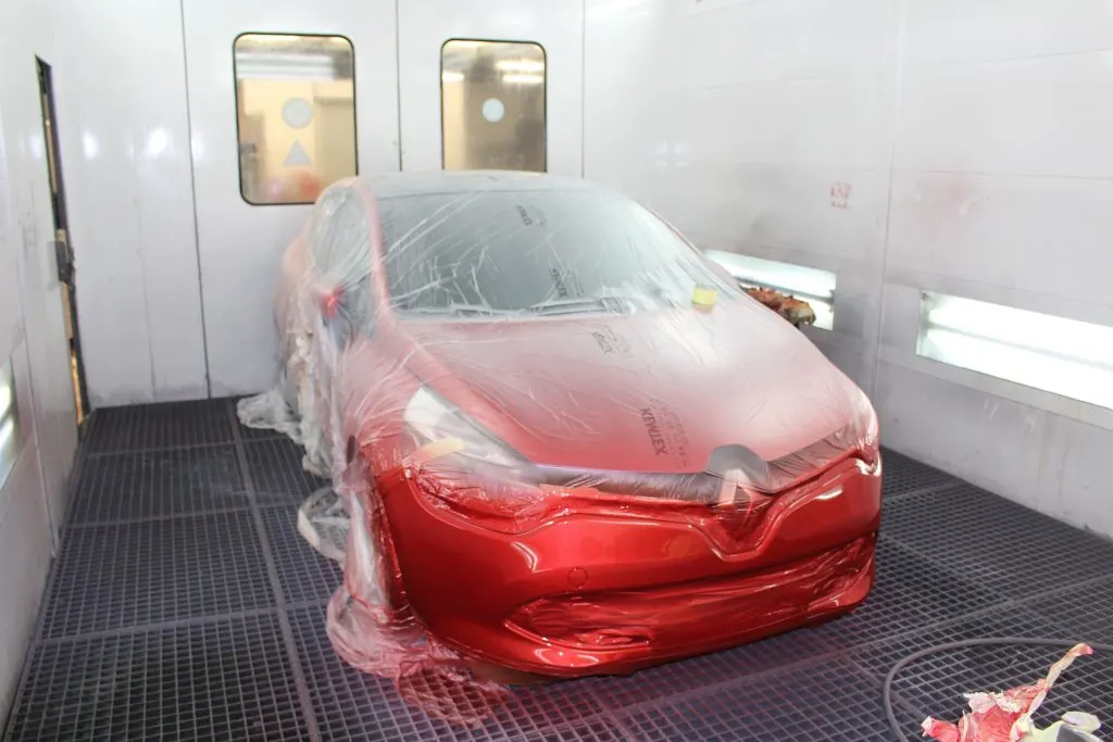 Rode wagen tijdens carrosseriewerk bij Autocenter Mertens