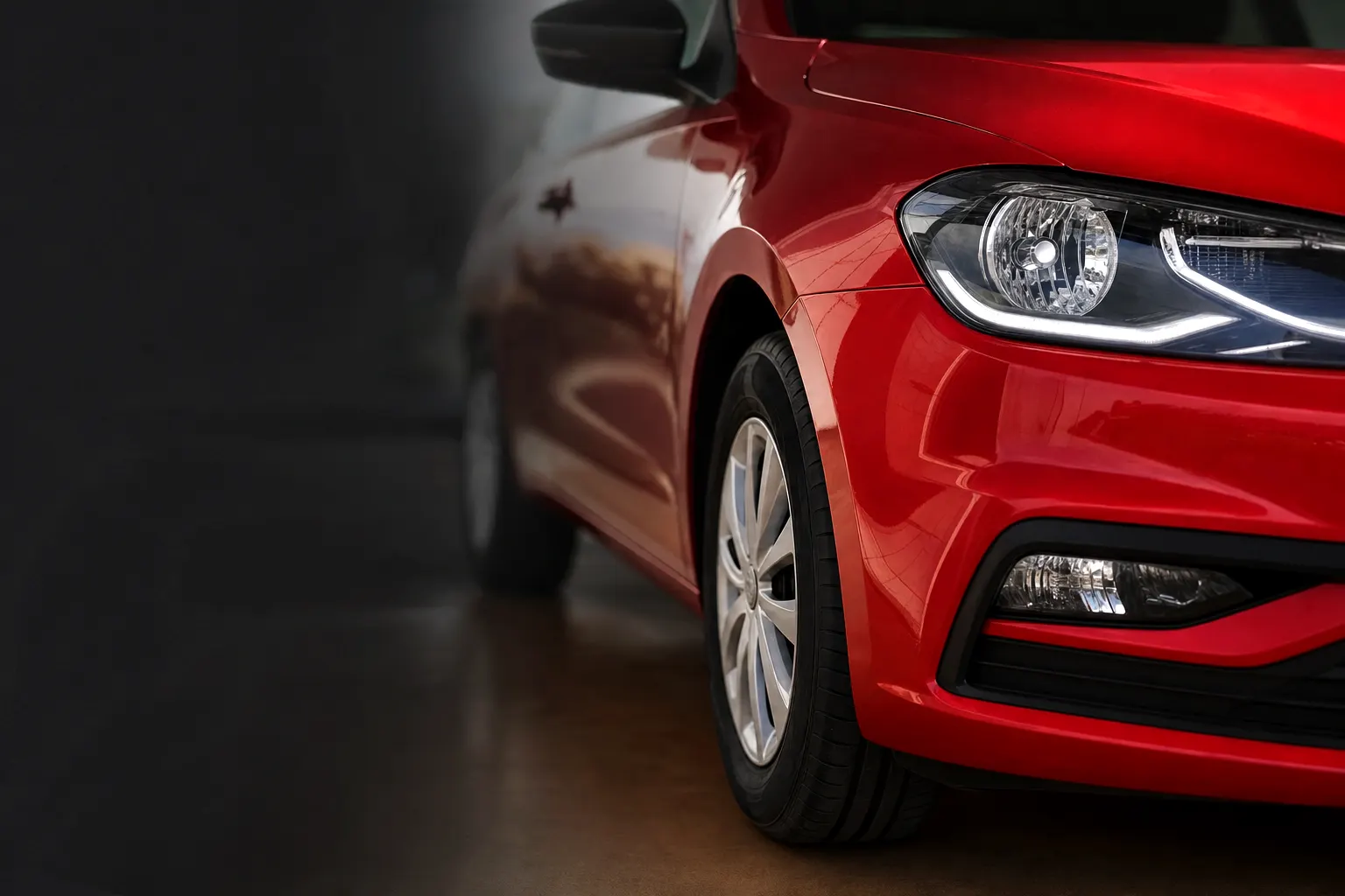 Close-up van een rode wagen als achtergrond voor Autocenter Mertens